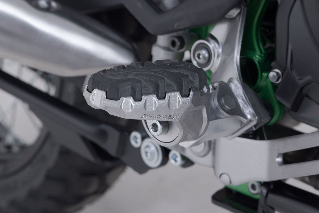 EVO footrest kit Silver. Kawasaki KLE500 / KLE500 SE (26-). - SW-Motech UK