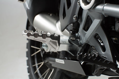 EVO footrest kit Triumph Tiger 1050, BMW R 1200 R/ R nineT/ F 900 - SW - Motech UK